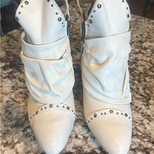 Freebird Jericho, cream colored, Studded, sz 8 Ankle Boots